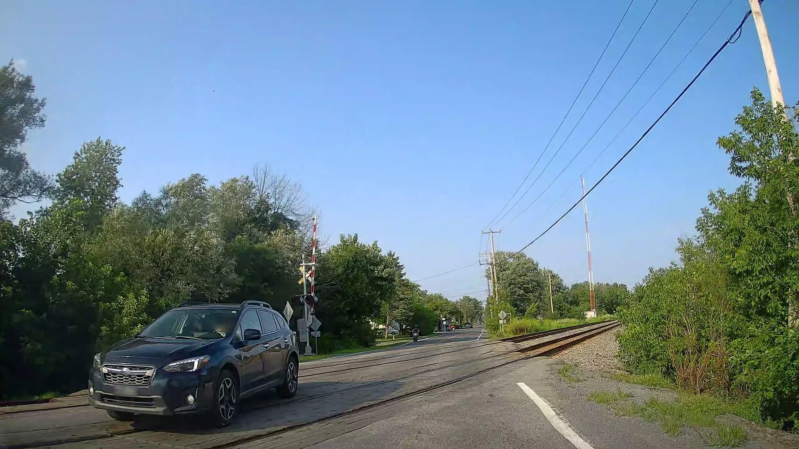 Street-level view of a grade crossing in Québec, Canada