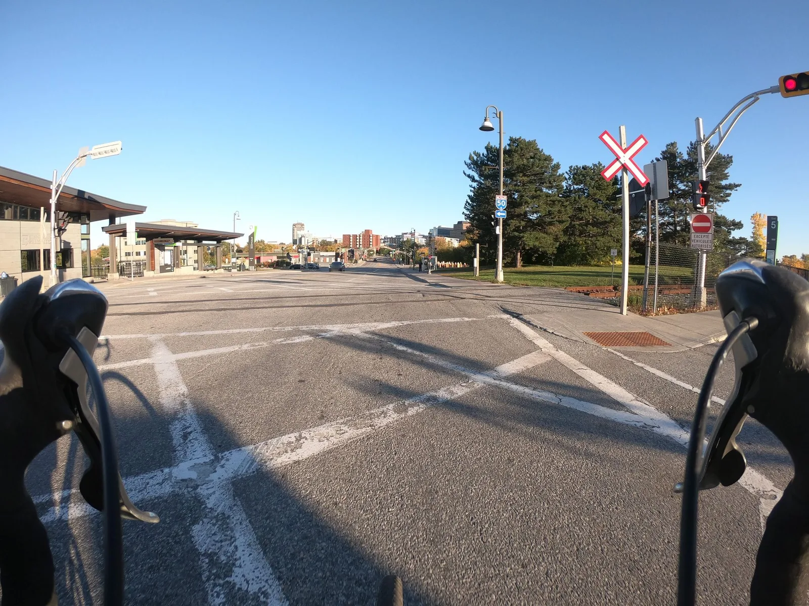 Street-level view of a grade crossing in Québec, Canada